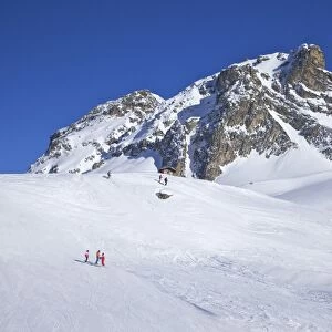 Le Serac blue piste, winter sun, Champagny, La Plagne, French Alps, France, Europe