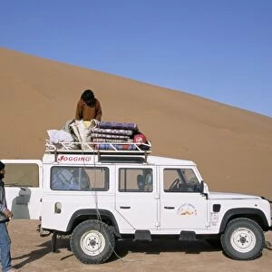 Loading equipment on a 4x4 vehicle after desert trek