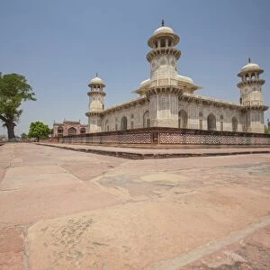 Main building of the funerary complex Humayuns tomb, the first garden tomb in the
