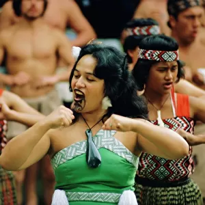 Maori Poi dancers