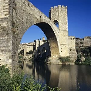 Medieval bridge, Besalu, Catalunya (Costa Brava), Spain, Europe