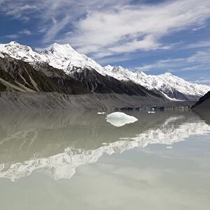 Mount Cook and Southern Alps, Tasman Lake, Mount Cook National Park, UNESCO World Heritage Site, Canterbury region, South Island, New Zealand, Pacific