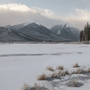 Mountains covered in snow and ice on Vermillion Lakes, Banff National Park, UNESCO World Heritage Site, Alberta, Canadian Rockies, Canada, North America