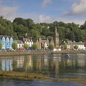 Multicoloured houses and small boats in the harbour at Tobermory