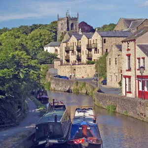 Narrow boats on the Liverpool Leeds canal at Skipton, Yorkshire Dales National Park