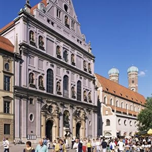 Neuhauserstrasse with church of St