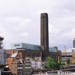 The new Globe Theatre with the Tate Gallery of Modern Art (Tate Modern) in background