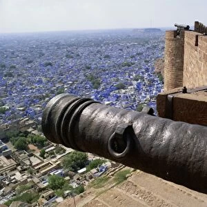 Old cannon and view over Old City from Fort, Jodhpur, Rajasthan state, India, Asia