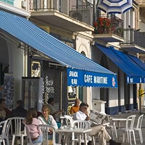 Outdoor dining along waterfront, Cannes, Alpes Maritimes, Provence, Cote d Azur