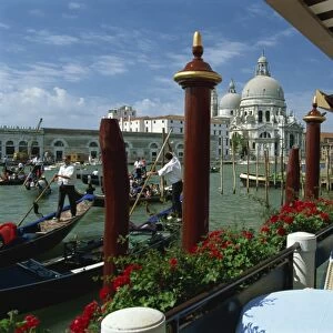 Outdoor restaurant beside the Grand Canal