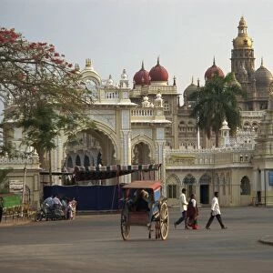 Palace and New Statue Circle, Mysore, Karnataka state, India, Asia