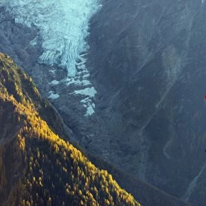 Paraglider, Chamonix Valley, Rhone Alps, Haute Savoie, France, Europe