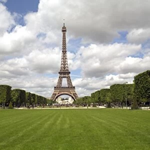 Parc du Champ de Mars, Eiffel Tower, Paris, France, Europe