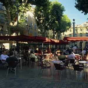Pavement cafe in the Place de l Hotel de Ville, Aix-en-Provence, Bouches-du-Rhone