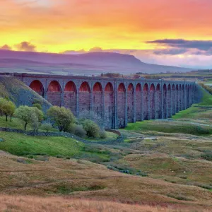 Pen-y-ghent and Ribblehead Viaduct on Settle to Carlisle Railway, Yorkshire Dales National Park, North Yorkshire, England, UK