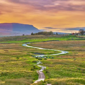 Pen-y-ghent one of the Yorkshire Three Peaks, Ribble Valley, Yorkshire Dales National Park, North Yorkshire, England, UK