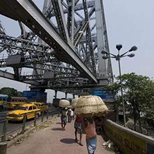 People with baskets on Howrah Bridge, Kolkata, West Bengal, India, Asia