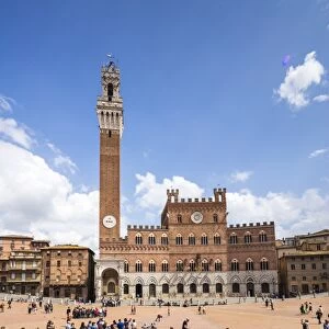 Piazza del Campo with the old Palazzo Pubblico, Torre del Mangia and the Fonte Gaia fountain