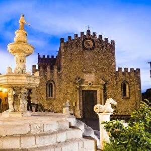 Piazza del Duomo at night, with the Church of San Nicola (Fortress Cathedral) and famous fountain, Taormina, Sicily, Italy, Europe