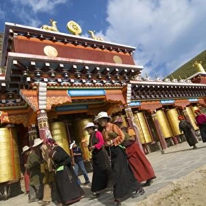 Pilgrims at female Lamasery, Tagong Grasslands, Sichuan, China, Asia