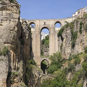 Puente Nuevo (New Bridge) and the white town perched on cliffs, Ronda, Andalucia