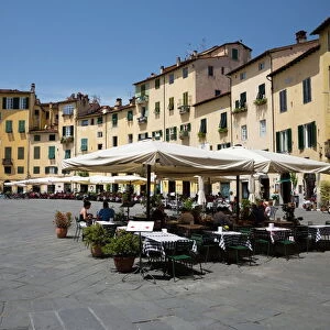 Restaurants in the Piazza Anfiteatro Romano, Lucca, Tuscany, Italy, Europe