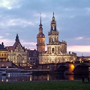 River Elbe, skyline with Bruhlsche Terrasse, Hofkirche and Palace, Dresden, Saxony, Germany, Europe