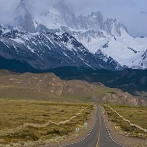 Road leading to Mount Fitzroy near El Chalten, Los Glaciares National Park, UNESCO World Heritage Site, Patagonia, Argentina, South America