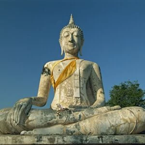 Seated Buddha and ruined chedi