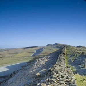 A section of the Wall along the top of Cawfields Crags looking east to Sewingshields Crags, Hadrians Wall, UNESCO World Heritage Site, Northumberland National Park, Northumbria, England, United Kingdom, Europe