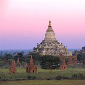 Shwesandaw Paya (Shwe Sandaw Pagoda) built in the 11th century, Bagan (Pagan)