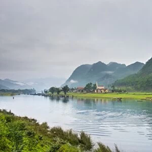 Song Con River at Son Trach, Bo Trach District, Quang Binh Province, Vietnam, Indochina