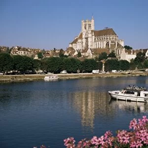 St. Stephens cathedral on skyline, Auxerre, River Yonne, Bourgogne, France, Europe
