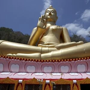 Statue of the Buddha at Wat Thepkachonchit