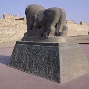 Statue of a lion overpowering a man