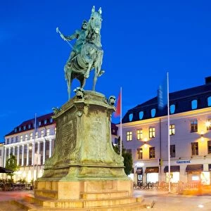 Statue on Ostra Larmgatan at dusk, Gothenburg, Sweden, Scandinavia, Europe