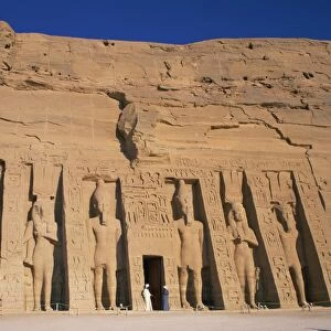 Statues of Ramses II and Queen Nefertari on front of the Temple of Hathor
