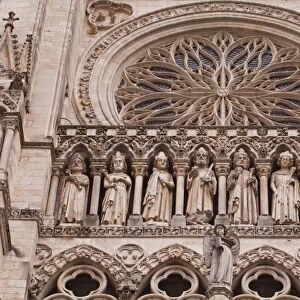 Statues on the tympanum of Notre Dame d Amiens Cathedral, UNESCO World Heritage Site, Amiens, Somme, Picardy, France, Europe
