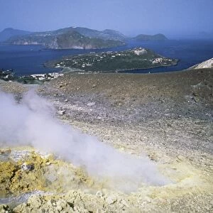 Steam issuing from sulphurous fumarole at Gran Craters