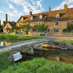 Stone bridge and cotswold cottages on River Eye, Lower Slaughter, Cotswolds, Gloucestershire