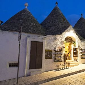 Street of of traditional trullos (trulli) in Alberobello, UNESCO World Heritage Site, Puglia, Italy, Europe