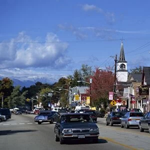 Street scene with cars in the town of North Conway