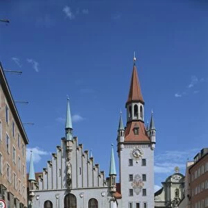 Street scene with the Old Town Hall on the Marienplatz