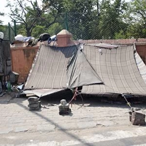 Street slum dwellings in Jaipur, Rajasthan, India, Asia