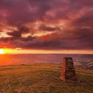 Sunrise on Great Ridge, Mam Tor, Hope Valley, Peak District National Park, Derbyshire, England, United Kingdom, Europe