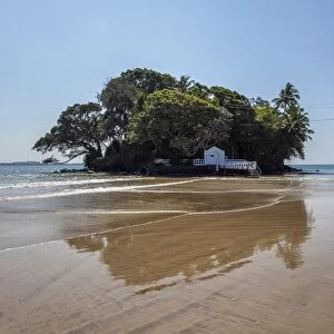 Taprobane Island at low tide, Weligama, Sri Lanka, Indian Ocean, Asia
