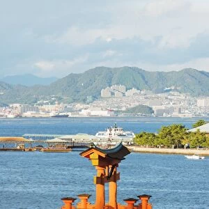 Torii gate of Itsukushima jinja Shinto Shrine, UNESCO World Heritage Site, Miyajima Island, Hiroshima Prefecture, Honshu, Japan, Asia