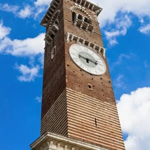 Torre dei Lamberti, Piazza delle Erbe, Verona, UNESCO World Heritage Site, Veneto, Italy, Europe