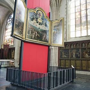 Tourist looking at a canvas by Rubens, in Onze Lieve Vrouwekathedraal, Antwerp