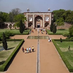 Tourists and entrance gate, Humayuns Tomb, UNESCO World Heritage Site